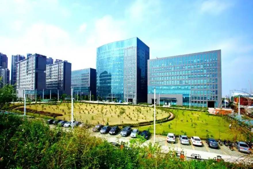足球转会市场观察：中场球员价值重估与球队建队逻辑